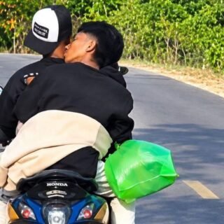 Viral! Momen Usai Pesta Panen Lawele, Teman Setia Ikat Tubuh Rekannya agar Tak Terjatuh dari Motor   