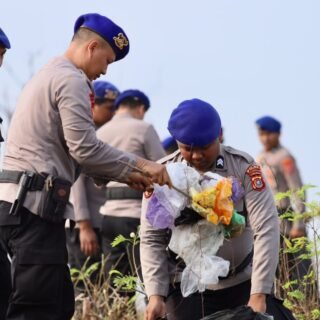 Implementasikan Quick Wins Kapolri, Polda Sultra Gelar Gerakan Bersih-Bersih Tempat Ibadah
